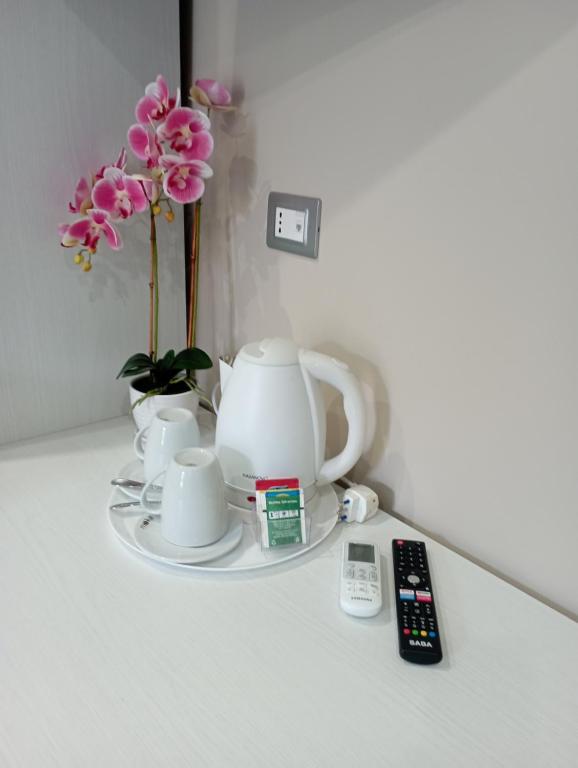 Coffee and tea making facilities at B&B Civico 64 Scalea