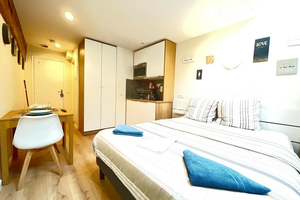 a bedroom with a bed and a desk and a chair at Coeur Massy M9 Rer BC 600m - Orly20 min in Massy