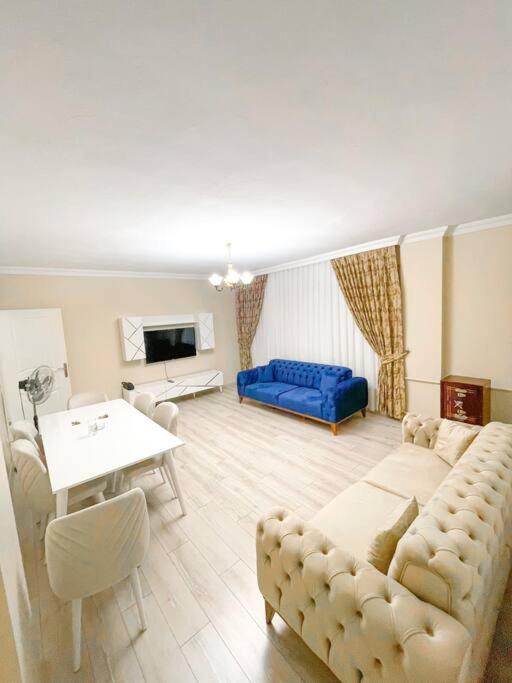 - un salon avec un canapé et une table dans l'établissement شقه حديثه 2023 مناسبه للعائلات, à Istanbul