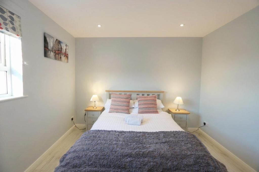 En eller flere senge i et værelse på Stylish apartment close to Causeway Coast & Glens