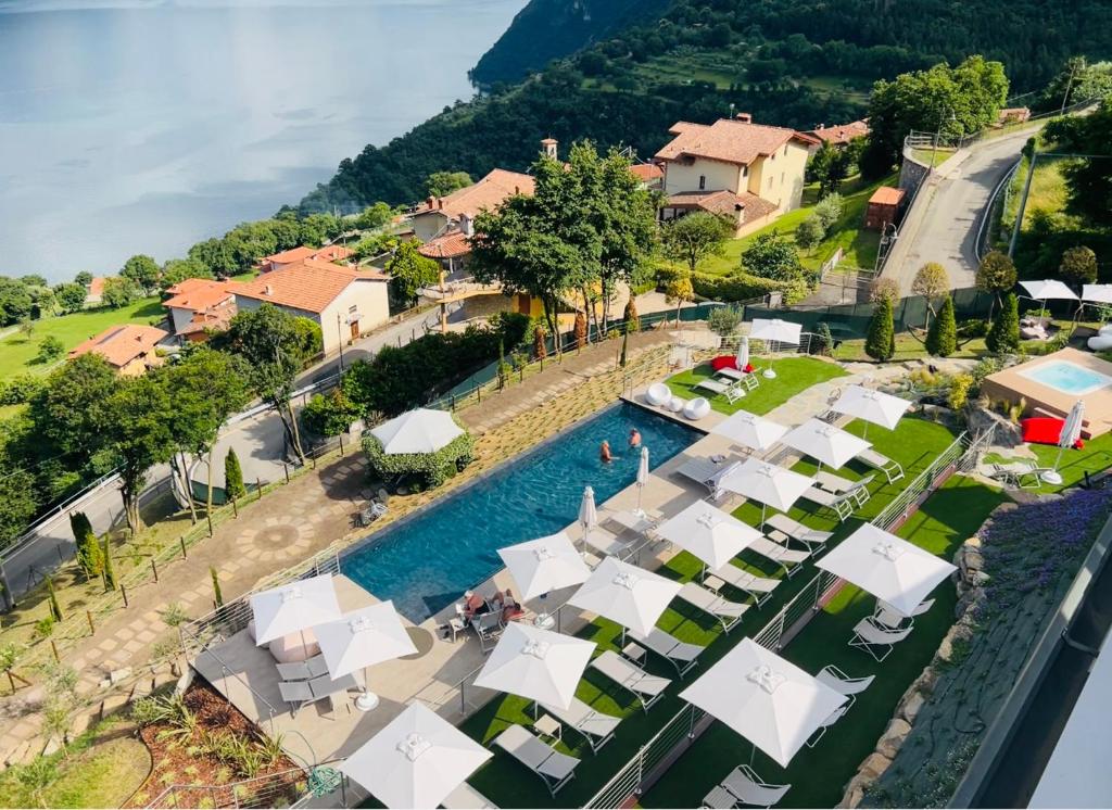 einen Luftblick auf ein Resort mit einem Pool in der Unterkunft Esprit D'Hotel Panoramico in Fonteno