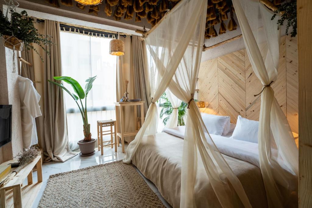 Postel nebo postele na pokoji v ubytování Biophilia Luxury Lofts