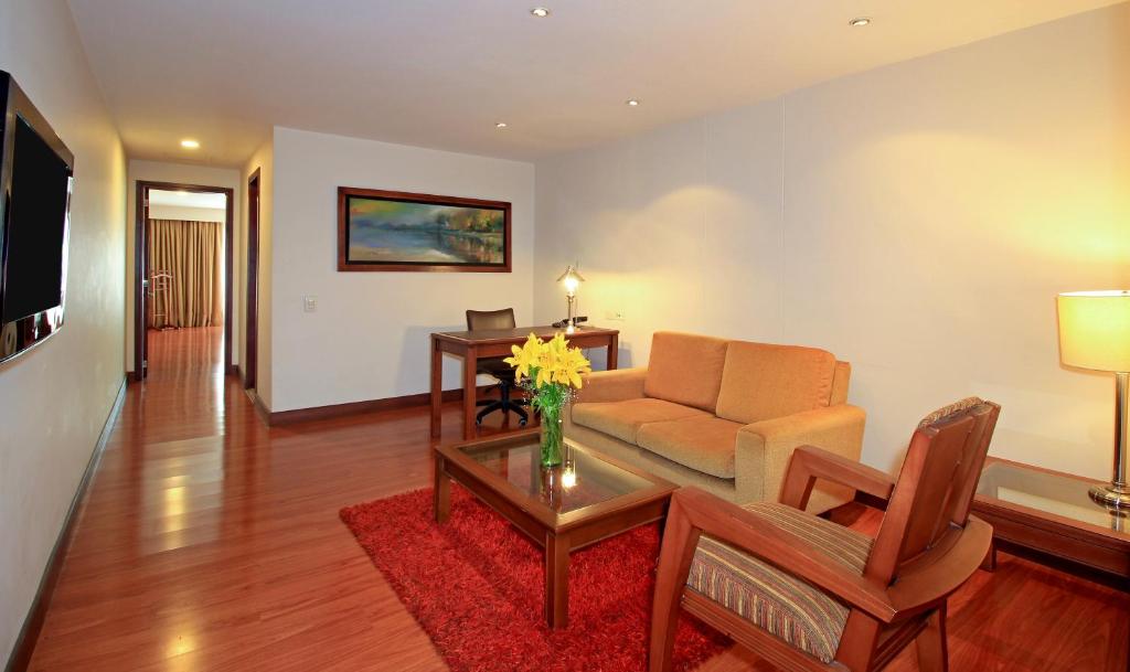 TV a/nebo společenská místnost v ubytování Hotel Windsor House Inn By GEH Suites