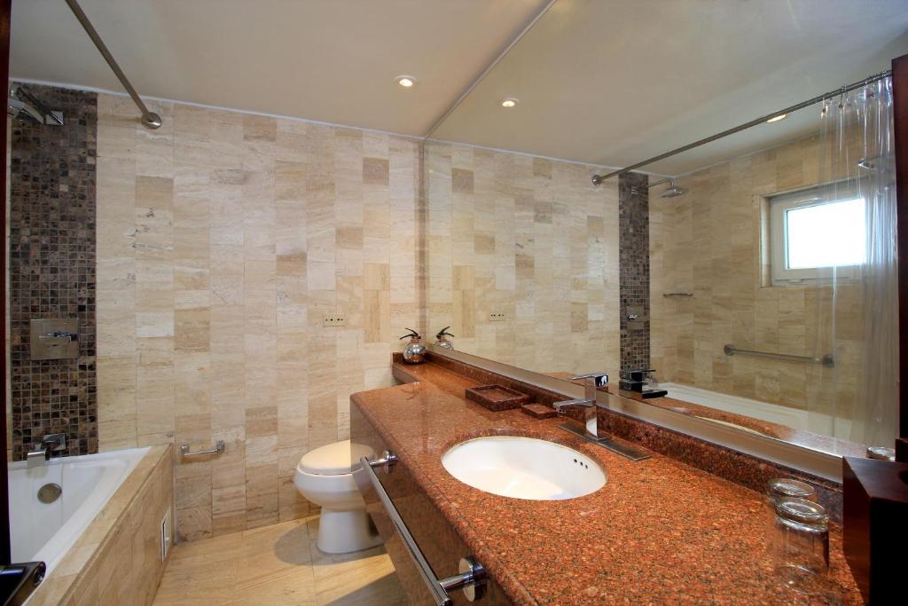 Koupelna v ubytování Hotel Windsor House Inn By GEH Suites