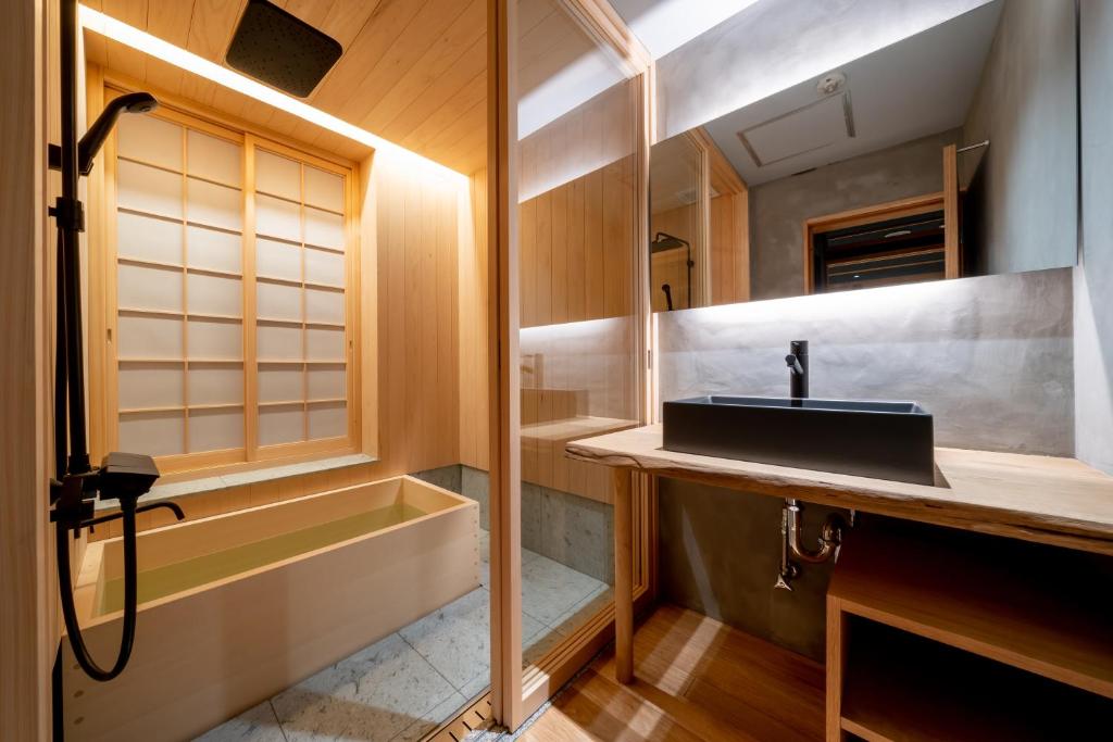 une salle de bains avec lavabo et baignoire dans l'établissement Ryokan Ryokufuso, à Kyoto