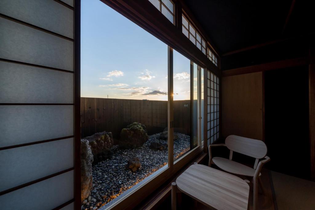 d'un balcon avec vue sur un aquarium. dans l'établissement Ryokan Ryokufuso, à Kyoto