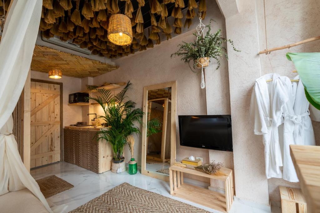 TV a/nebo společenská místnost v ubytování Biophilia Luxury Lofts