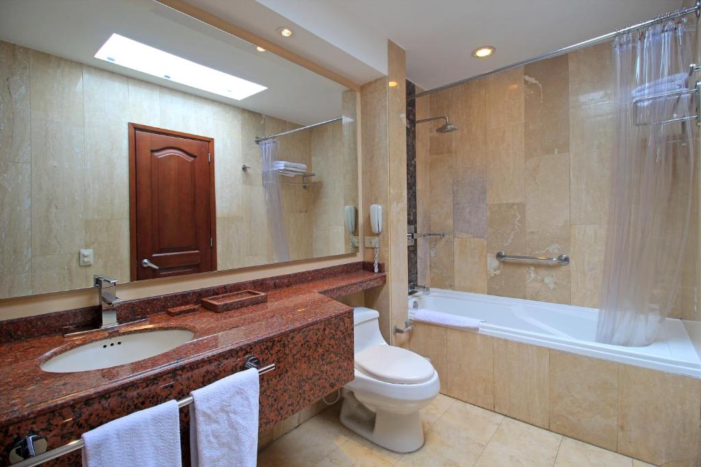 Koupelna v ubytování Hotel Windsor House Inn By GEH Suites