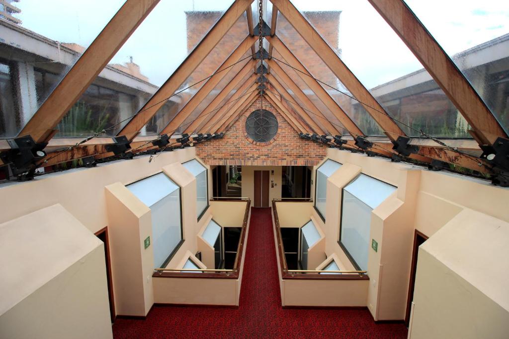 Posezení v ubytování Hotel Windsor House Inn By GEH Suites