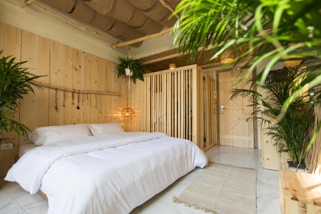 Postel nebo postele na pokoji v ubytování Biophilia Luxury Lofts
