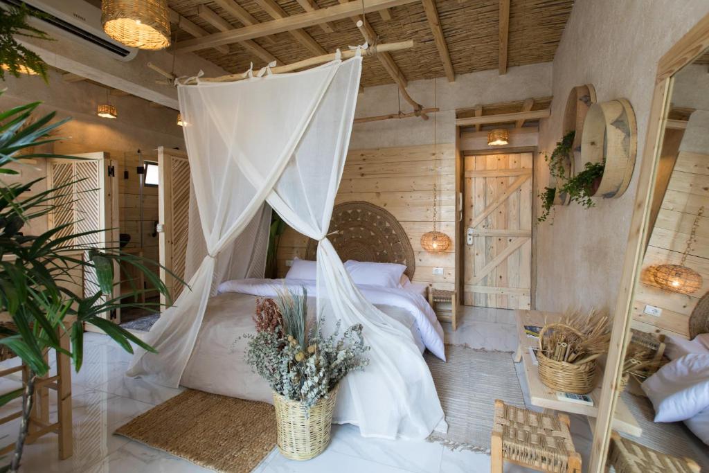 Postel nebo postele na pokoji v ubytování Biophilia Luxury Lofts