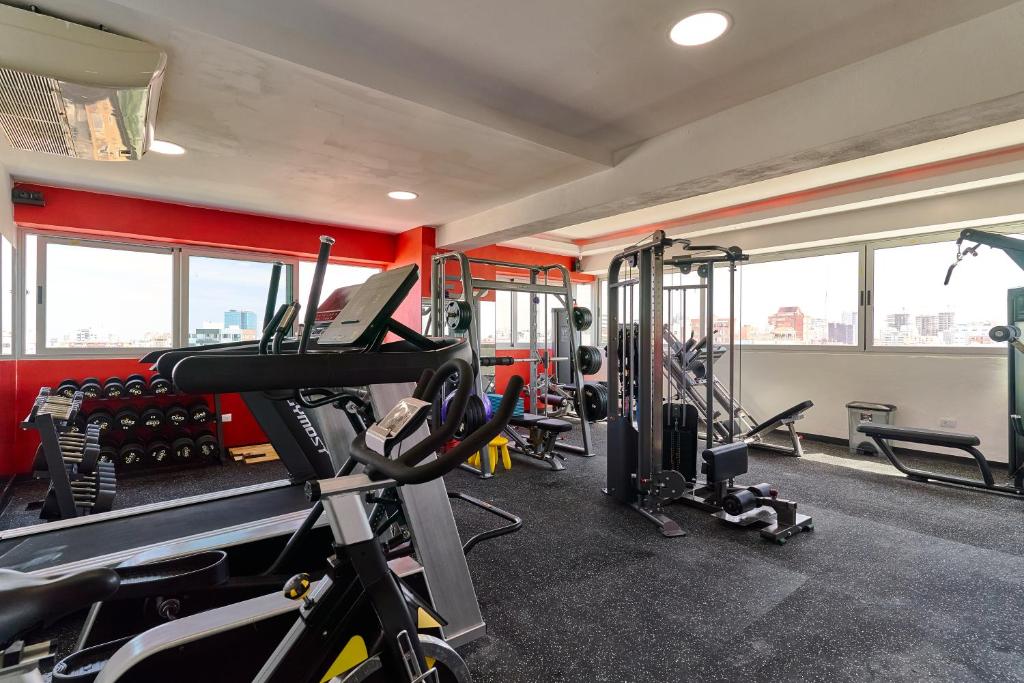 Fitness centrum a/nebo fitness zařízení v ubytování Central Suites Tower