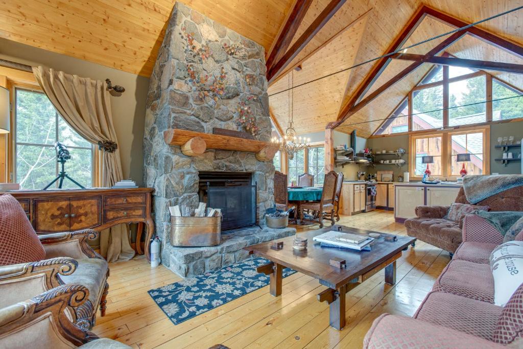 una sala de estar con chimenea de piedra en una casa en Idaho Springs Home with Amazing Mountain Views!, en Idaho Springs