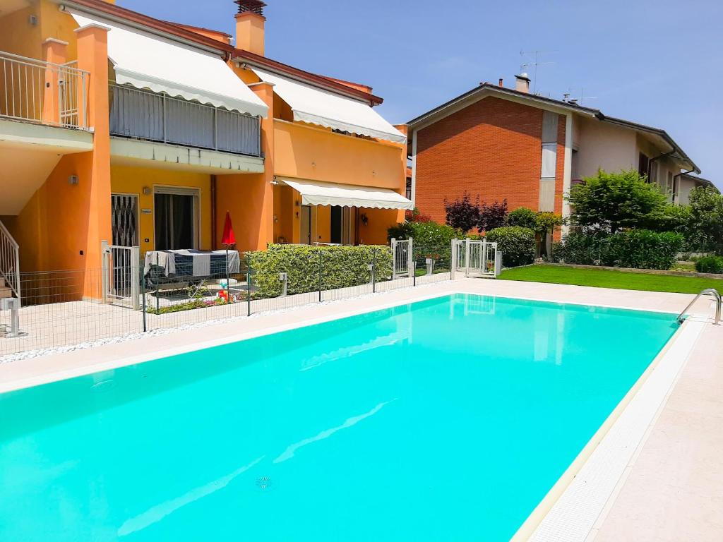 ein Swimmingpool vor einem Haus in der Unterkunft Nuova casa al lago con piscina in Desenzano del Garda