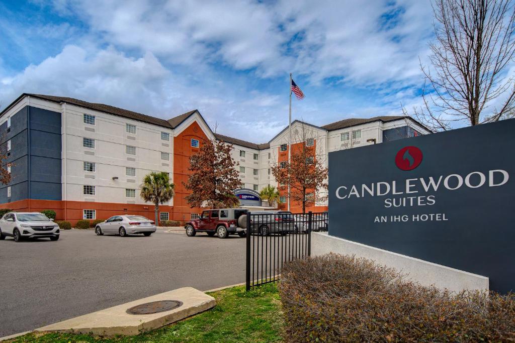 una señal frente a un edificio en Candlewood Suites Columbia-Fort Jackson, an IHG Hotel, en Columbia