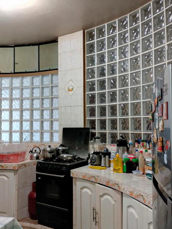 Kuchyň nebo kuchyňský kout v ubytování Alojamiento Familiar Villa Palmeras
