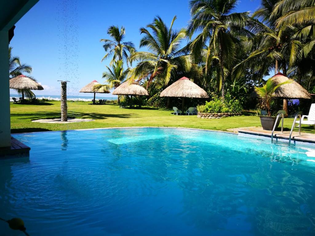 Bazén v ubytování Las Lajas Beach Resort nebo v jeho okolí