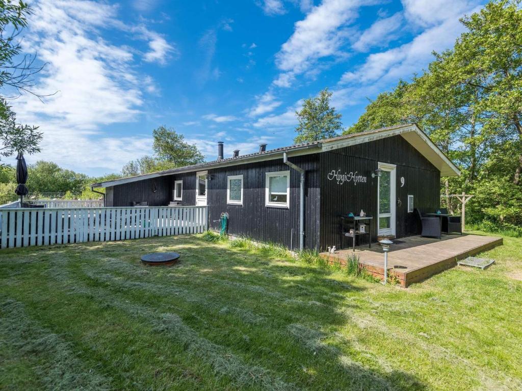 ファーンにある5 person holiday home in Fanøの庭の黒小屋