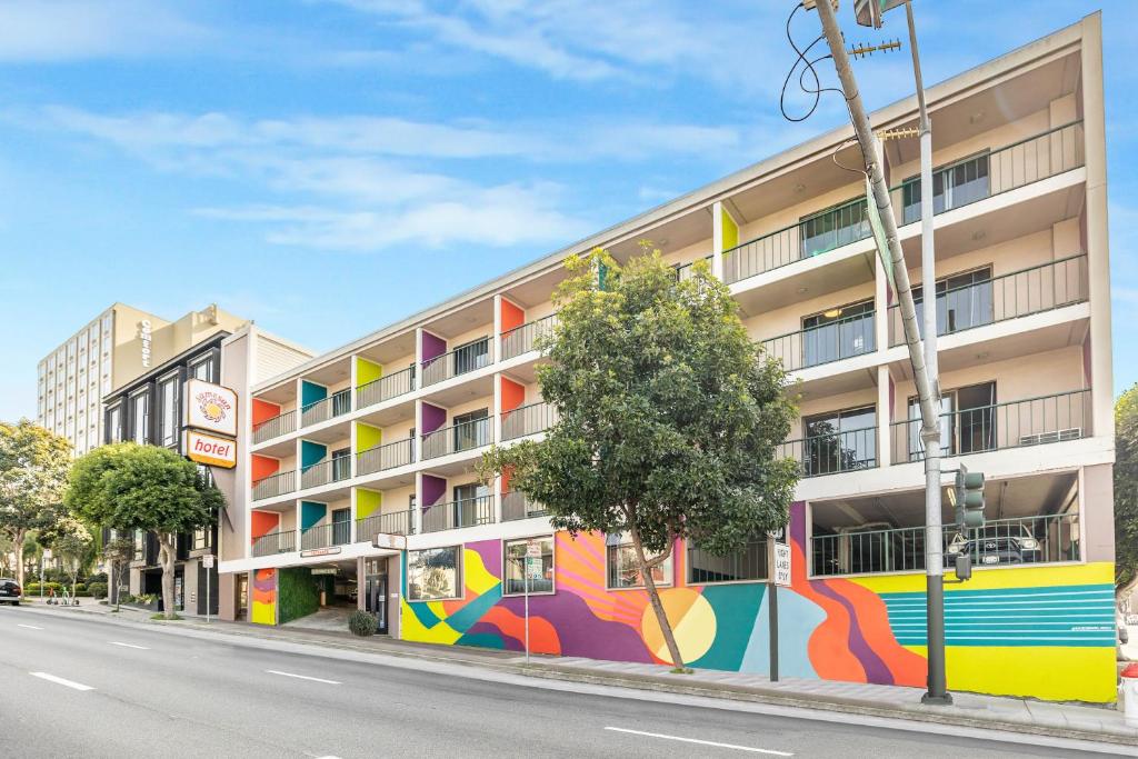 um edifício com um mural colorido ao lado em Samesun San Francisco em São Francisco