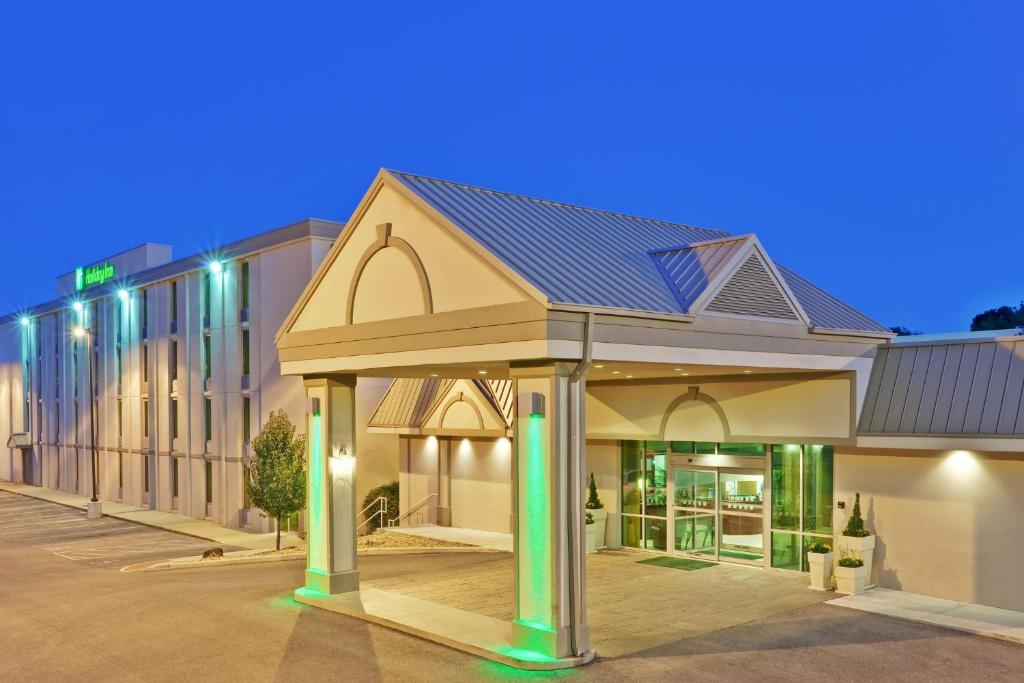um edifício com um gazebo num parque de estacionamento em Holiday Inn Bloomington-University Area, an IHG Hotel em Bloomington