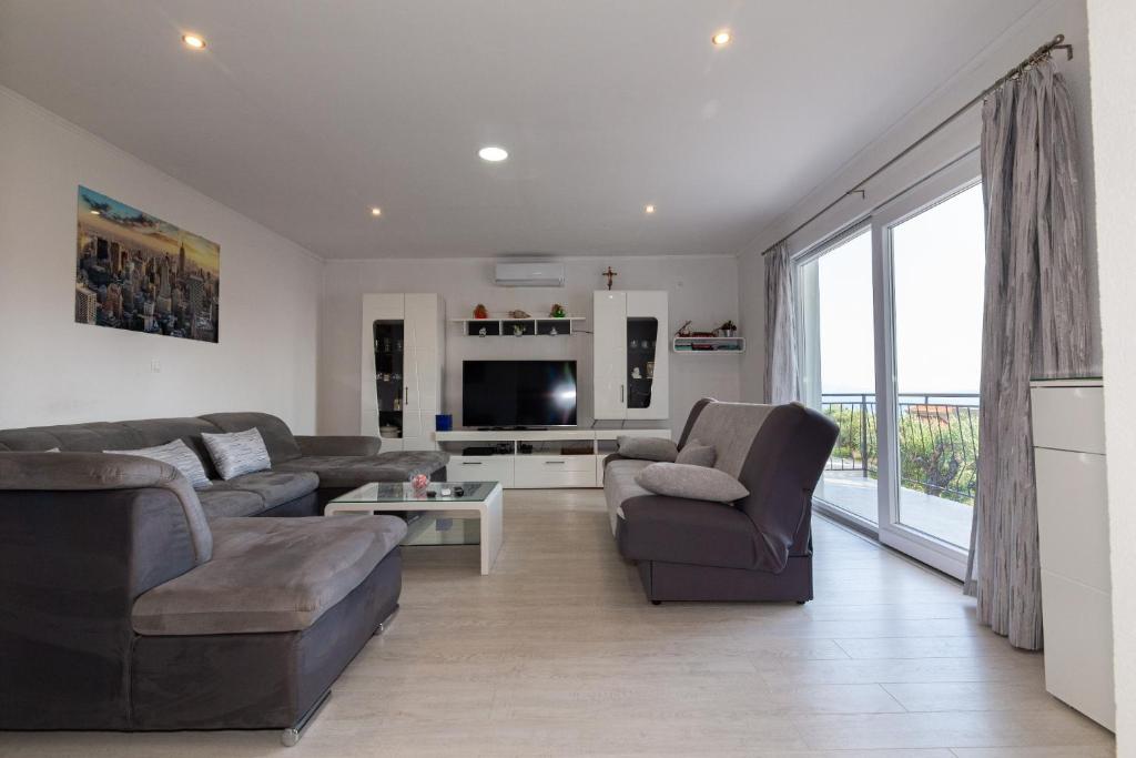 Posedenie v ubytovaní NAVIS Sea View Apartment with pool