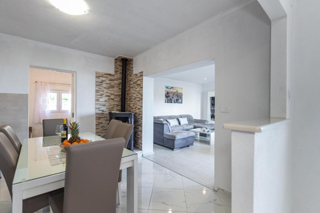Posedenie v ubytovaní NAVIS Sea View Apartment with pool