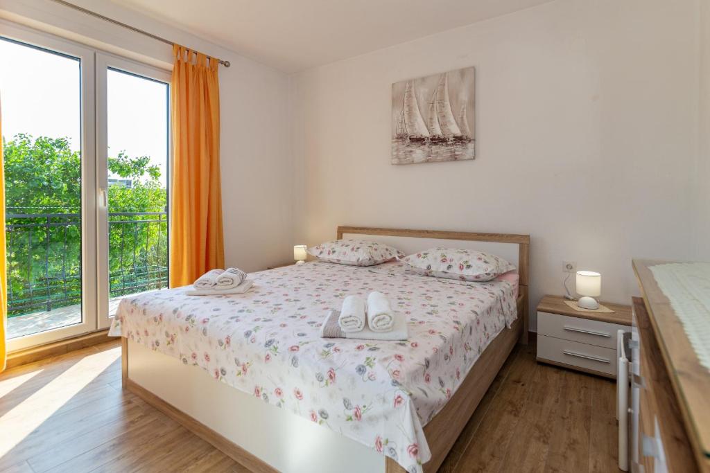 Posteľ alebo postele v izbe v ubytovaní NAVIS Sea View Apartment with pool