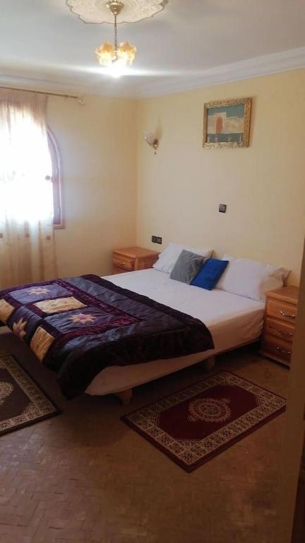 阿加迪爾的住宿－Le surf cap ghir，一间卧室设有一张大床和一个窗户。