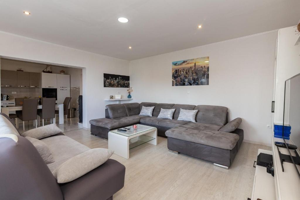 Posedenie v ubytovaní NAVIS Sea View Apartment with pool