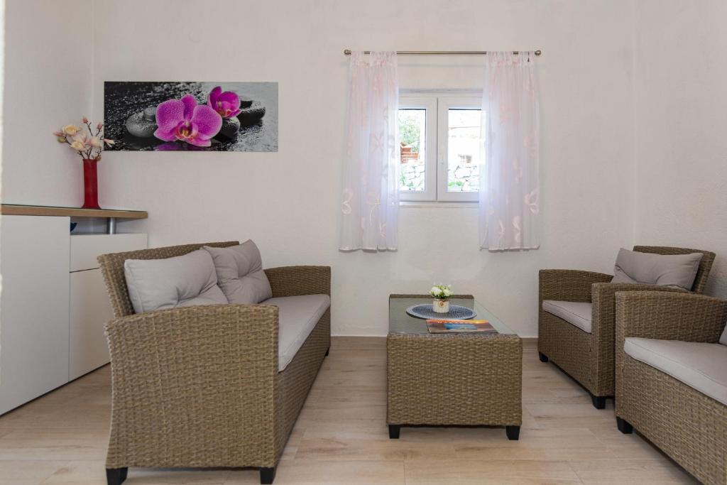 Posedenie v ubytovaní NAVIS Sea View Apartment with pool