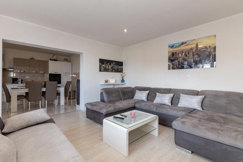 Posedenie v ubytovaní NAVIS Sea View Apartment with pool