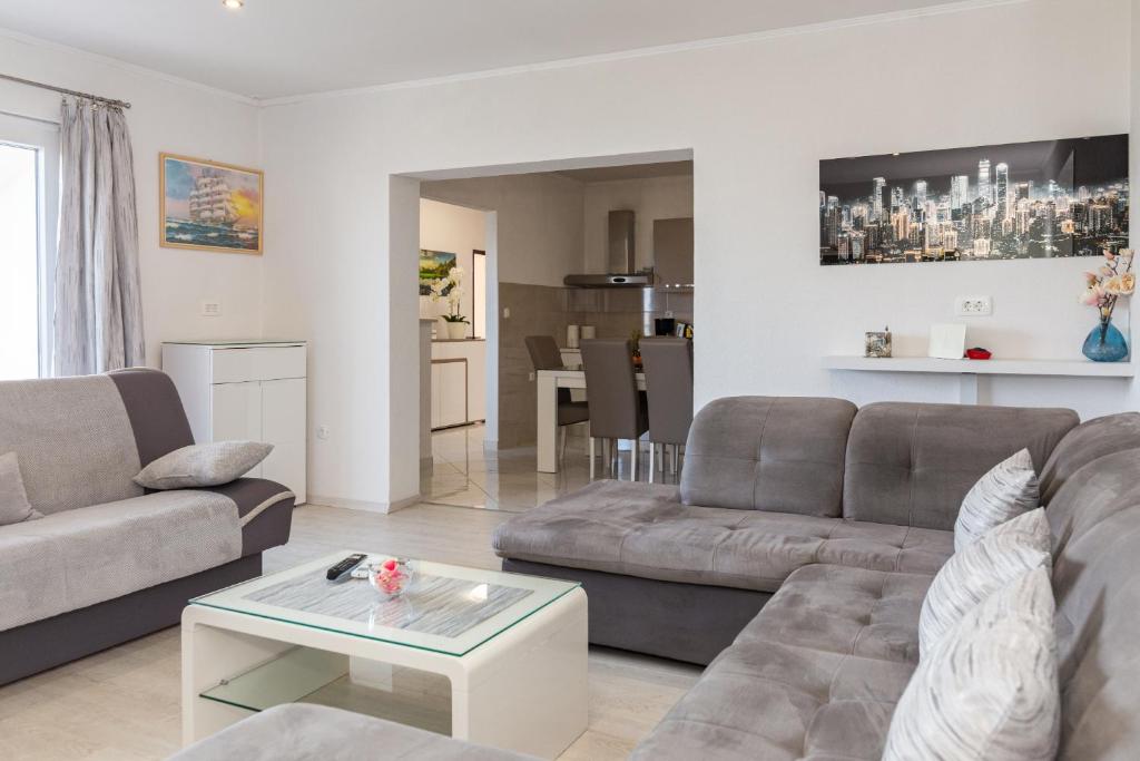 Posedenie v ubytovaní NAVIS Sea View Apartment with pool