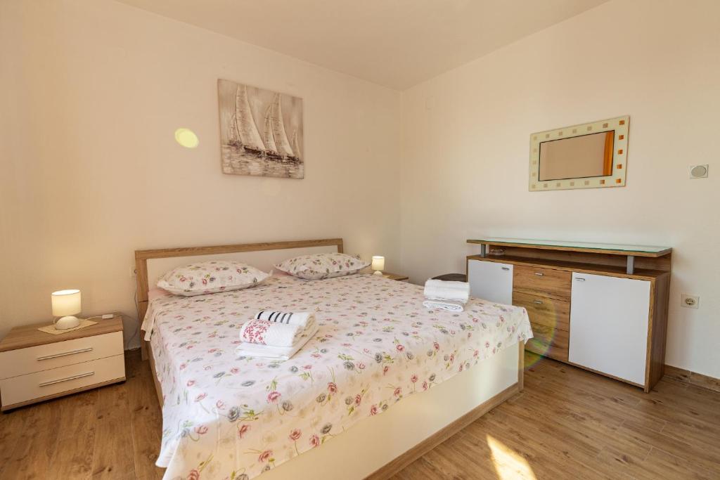 Posteľ alebo postele v izbe v ubytovaní NAVIS Sea View Apartment with pool