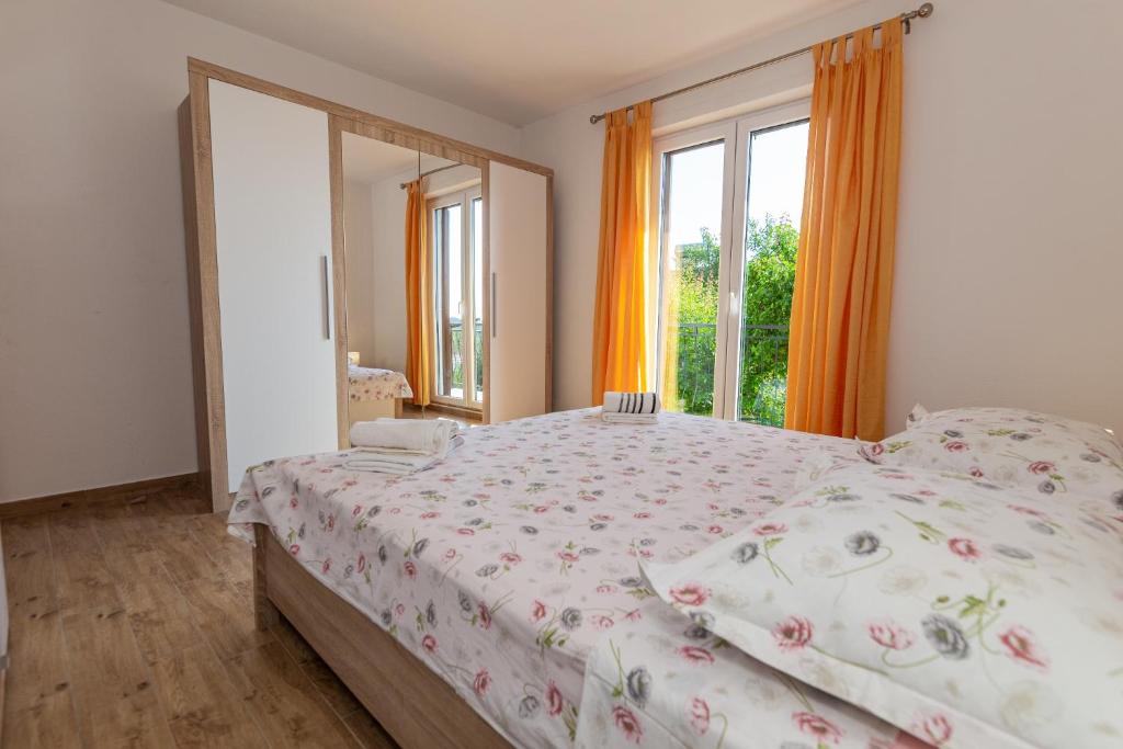 Posteľ alebo postele v izbe v ubytovaní NAVIS Sea View Apartment with pool