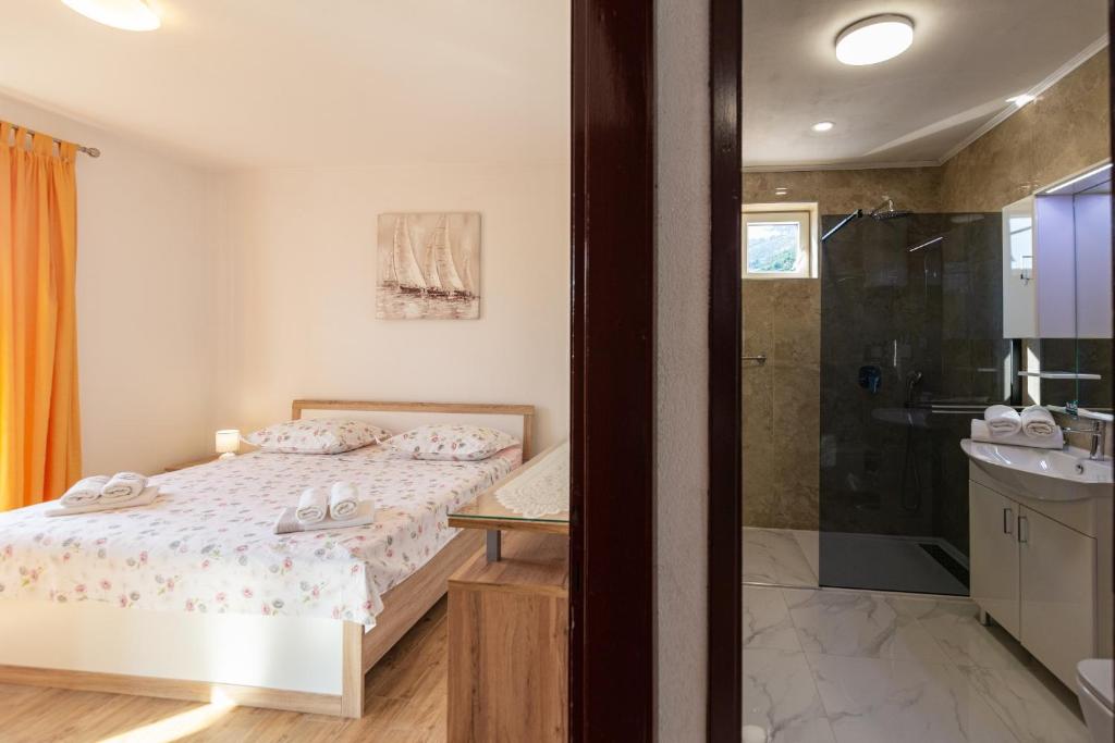 Posteľ alebo postele v izbe v ubytovaní NAVIS Sea View Apartment with pool