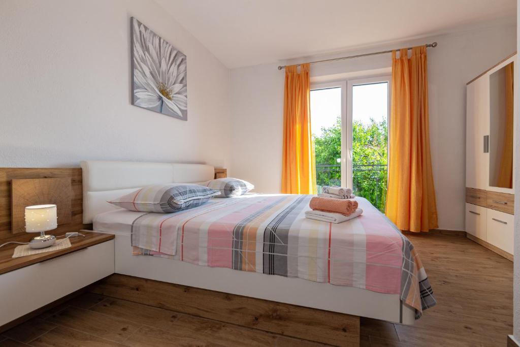 Posteľ alebo postele v izbe v ubytovaní NAVIS Sea View Apartment with pool