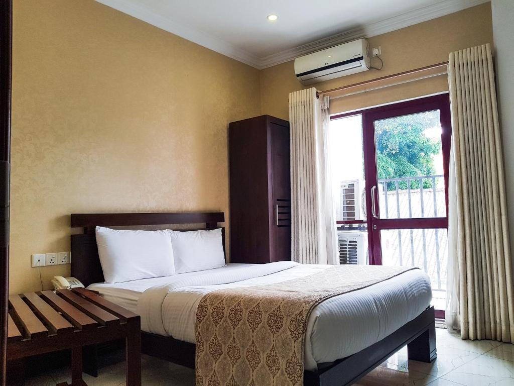 Postel nebo postele na pokoji v ubytování Galaxy City Hotel