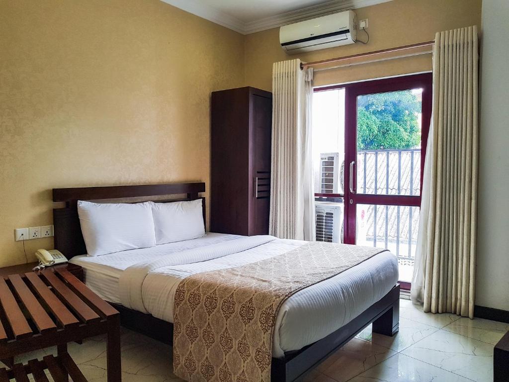 Postel nebo postele na pokoji v ubytování Galaxy City Hotel
