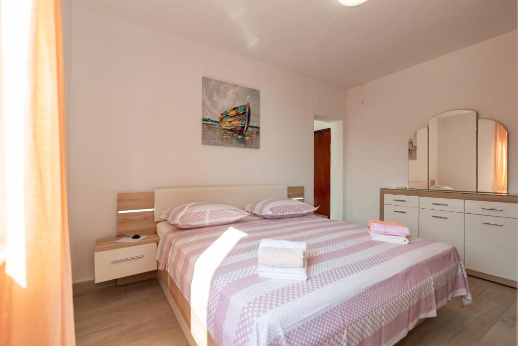 Posteľ alebo postele v izbe v ubytovaní NAVIS Sea View Apartment with pool