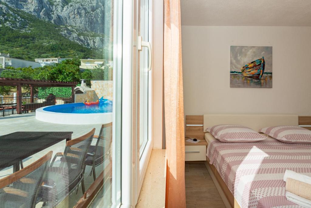 Posteľ alebo postele v izbe v ubytovaní NAVIS Sea View Apartment with pool