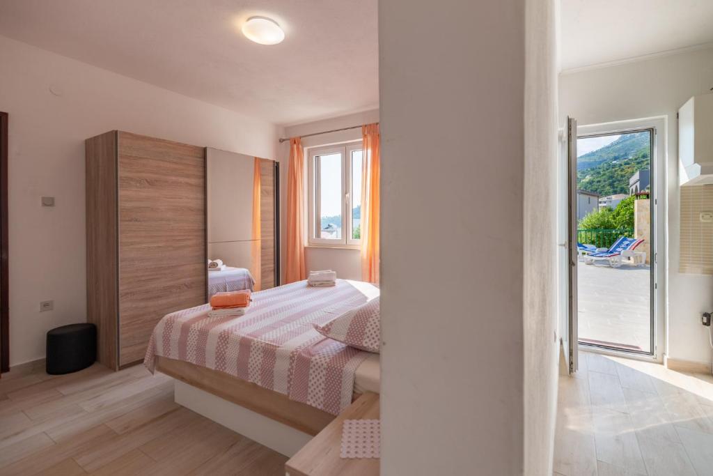Posteľ alebo postele v izbe v ubytovaní NAVIS Sea View Apartment with pool