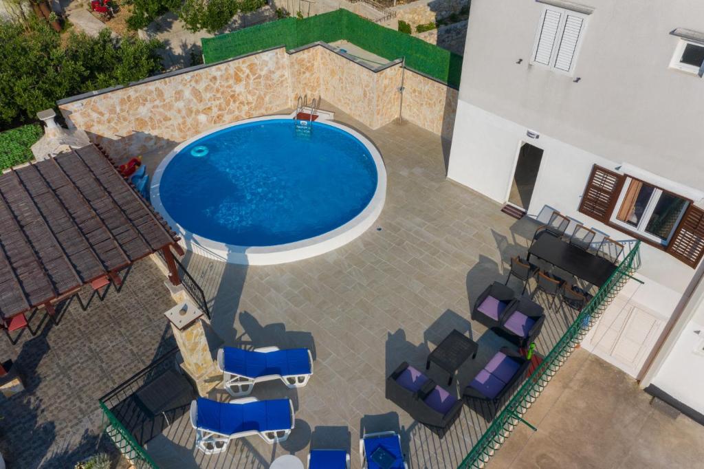 Bazén v ubytovaní NAVIS Sea View Apartment with pool alebo v jeho blízkosti
