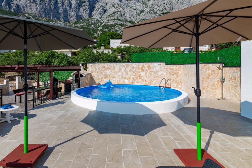 Bazén v ubytovaní NAVIS Sea View Apartment with pool alebo v jeho blízkosti