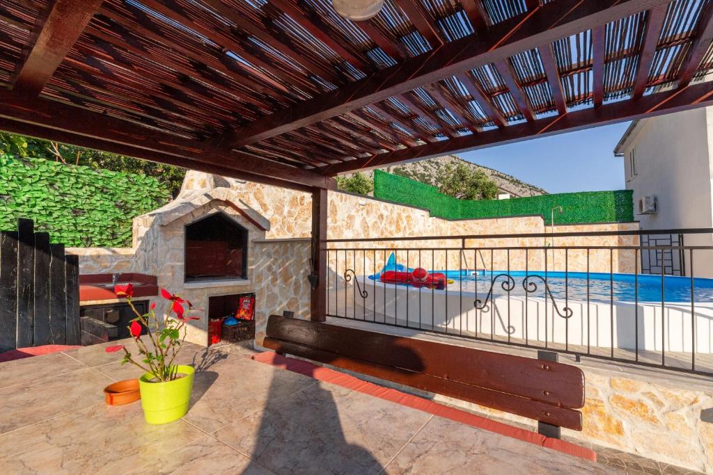 Bazén v ubytovaní NAVIS Sea View Apartment with pool alebo v jeho blízkosti