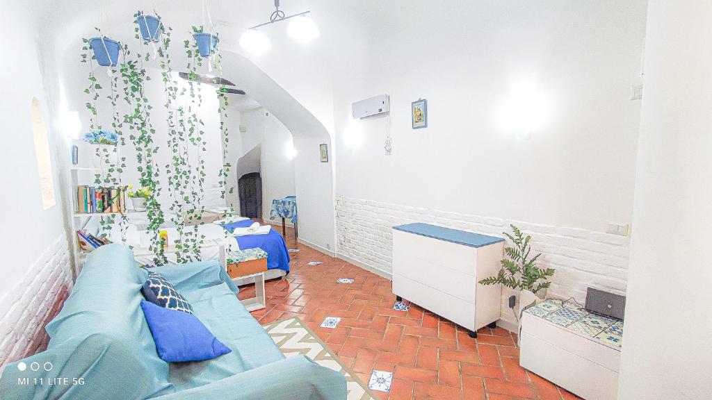 ein Wohnzimmer mit einem Sofa und einer mit Aufklebern bedeckten Wand in der Unterkunft Loft Monteoliveto by NapulitanDream in Neapel