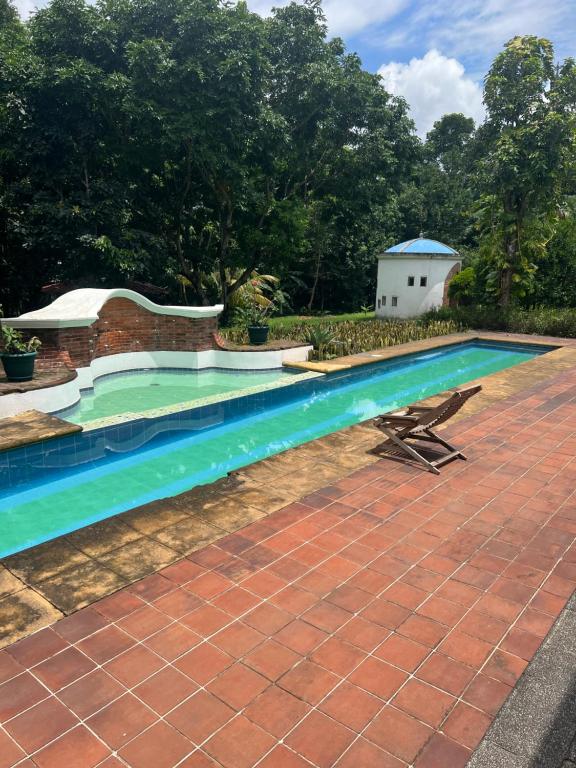 a swimming pool in a yard with a house at Casa vacacional en escuintla in Guatemala