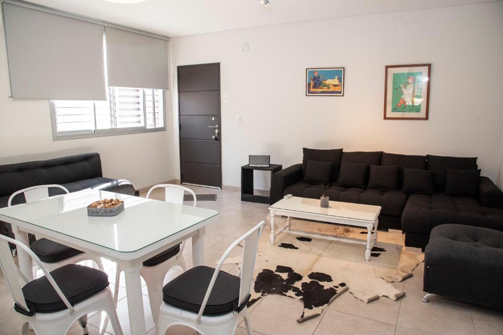 sala de estar con sofá, mesa y sillas en my place in MDZ en Godoy Cruz