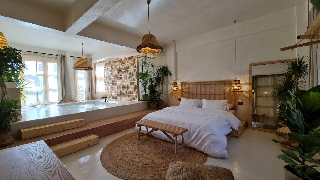 Postel nebo postele na pokoji v ubytování Biophilia Luxury Lofts