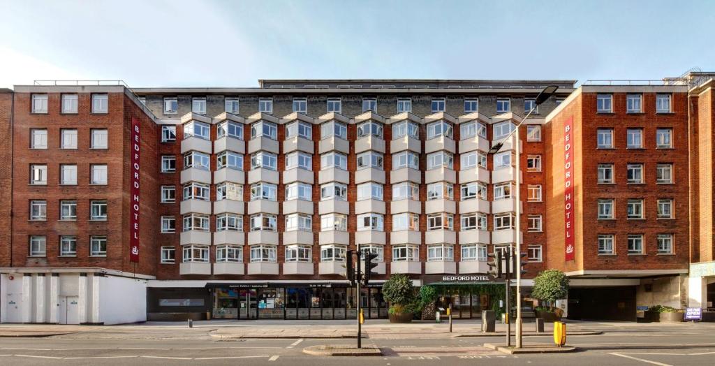 倫敦的住宿－Bedford Hotel，建筑前的街道上的建筑物