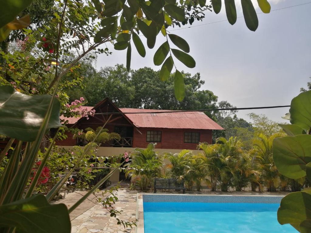 a view of the house from the garden at Rancho paola in Cotuí